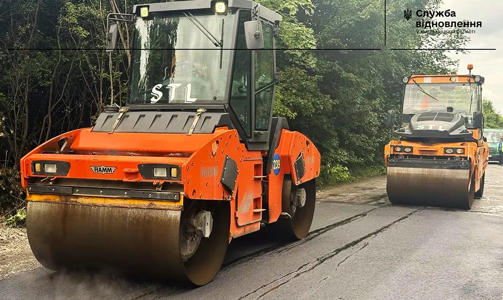 На автошляхах Хмельниччини вирівнюють дорожнє покриття