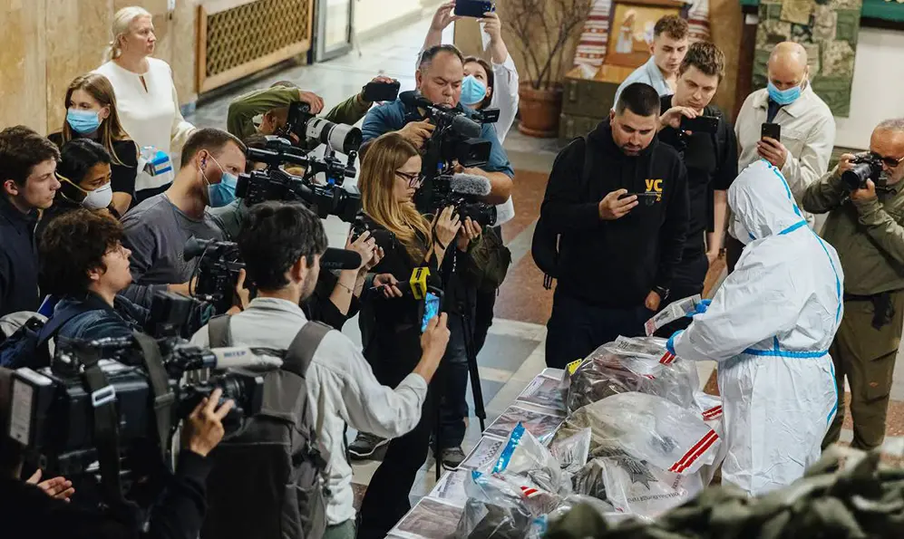 Міністр внутрішніх справ показав журналістам, як Росія знущається з пам’яті полеглих українців