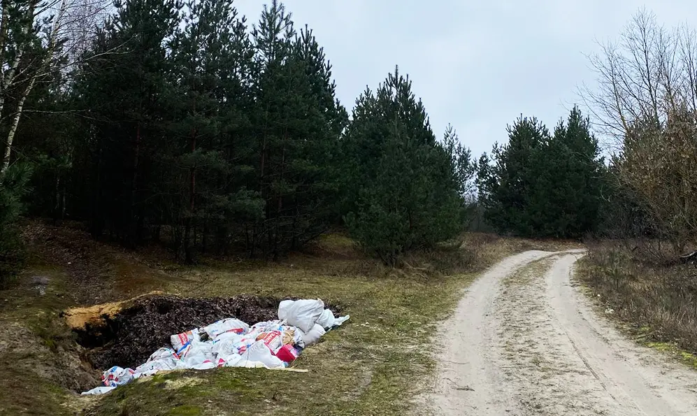 Будівельне сміття викидають та закопують у лісовій зоні неподалік Нетішина (ФОТО)