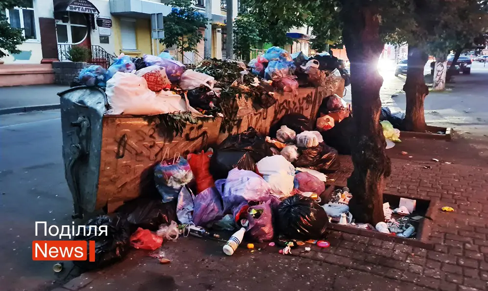 У центрі Хмельницького дві доби не вивозили сміття: які наслідки (ФОТО)