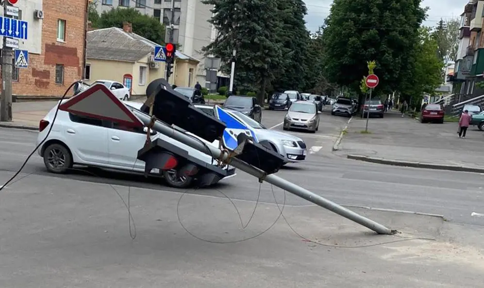 Водія, який «повалив» світлофор у центрі Хмельницького, знайшли патрульні