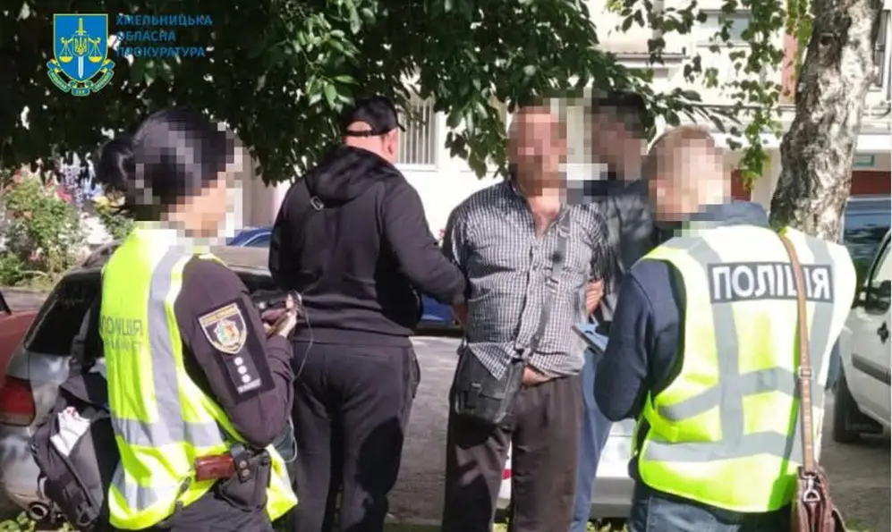 Жителя Кам’янеччини підозрюють у незаконному збуті зброї та вибухових речовин