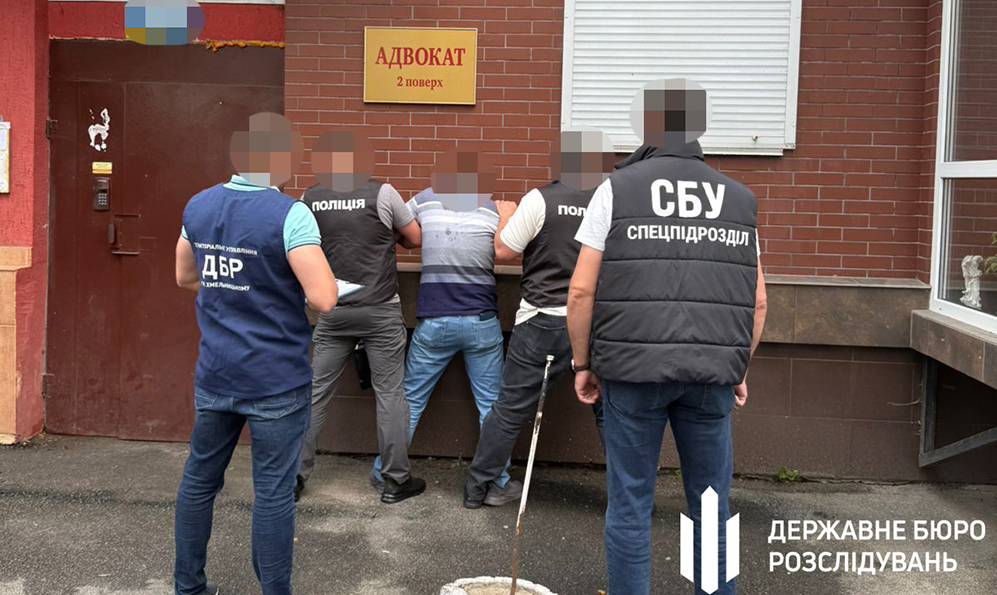 ДБР затримало посадовця податкової Хмельниччини