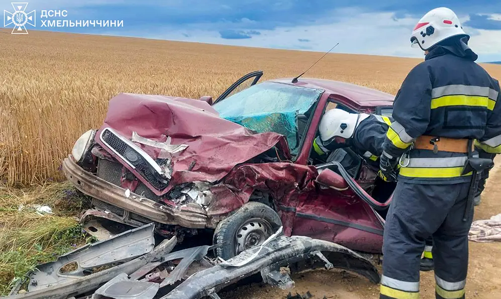 На польовій дорозі на Хмельниччині зіткнулися легковики