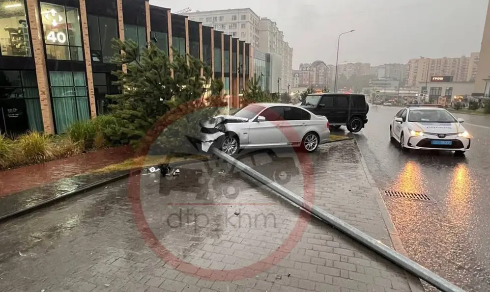 У Хмельницькому водій легковика збив стовп на парковці