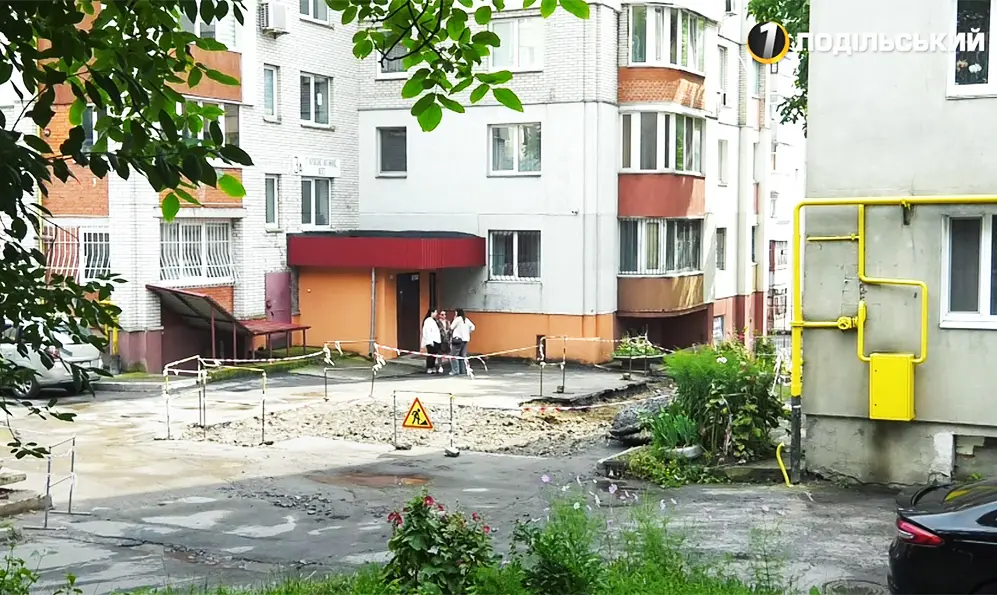 У Хмельницькому мешканці багатоповерхівки конфліктують з власницею підприємства через запахи кухні