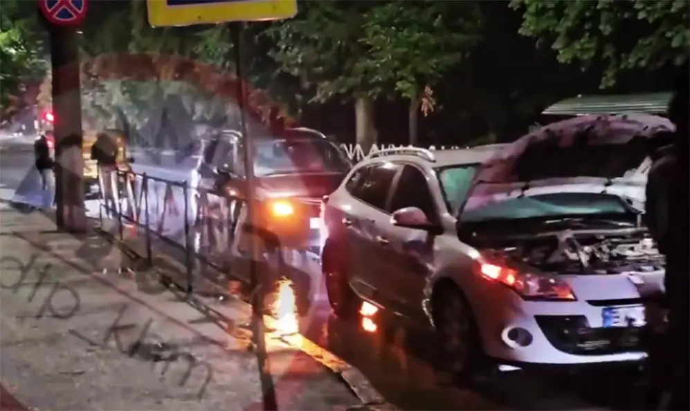 Через підтоплення на одній з вулиць Хмельницького задимілися автомобілі (ВІДЕО)