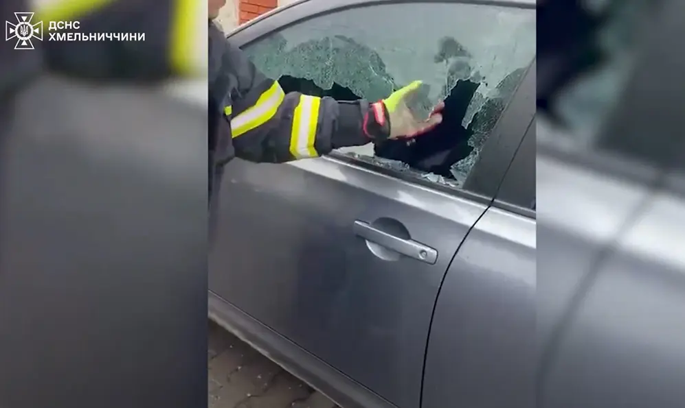 Дитину, яку батьки заблокували в авто, рятували у Хмельницькому