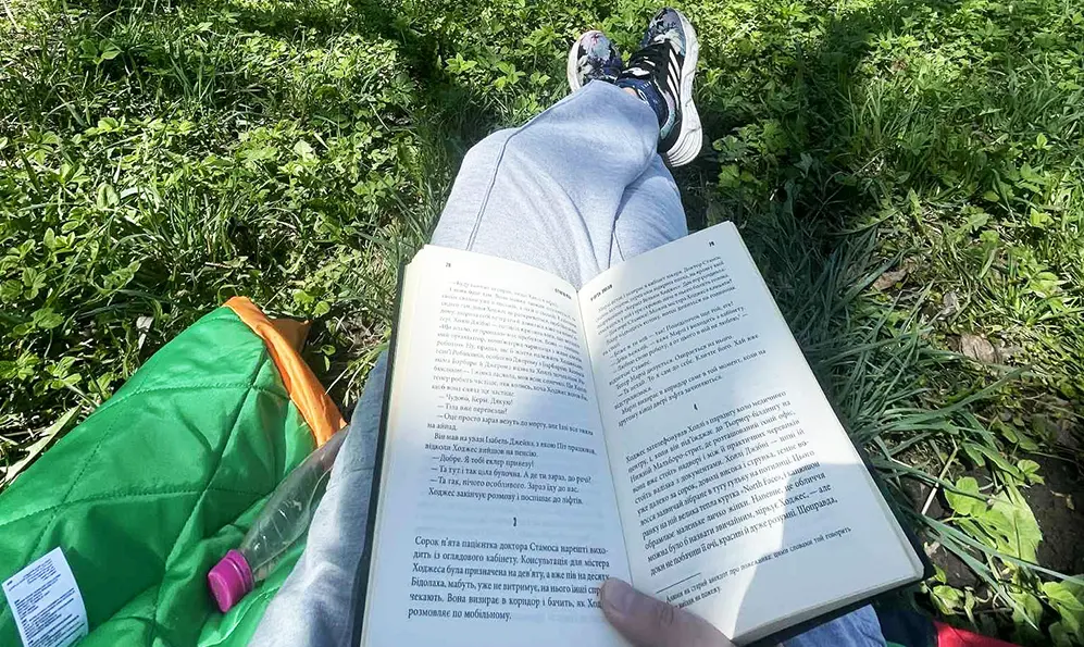 Чому засинати за читанням і викидати книги у смітник – це нормально