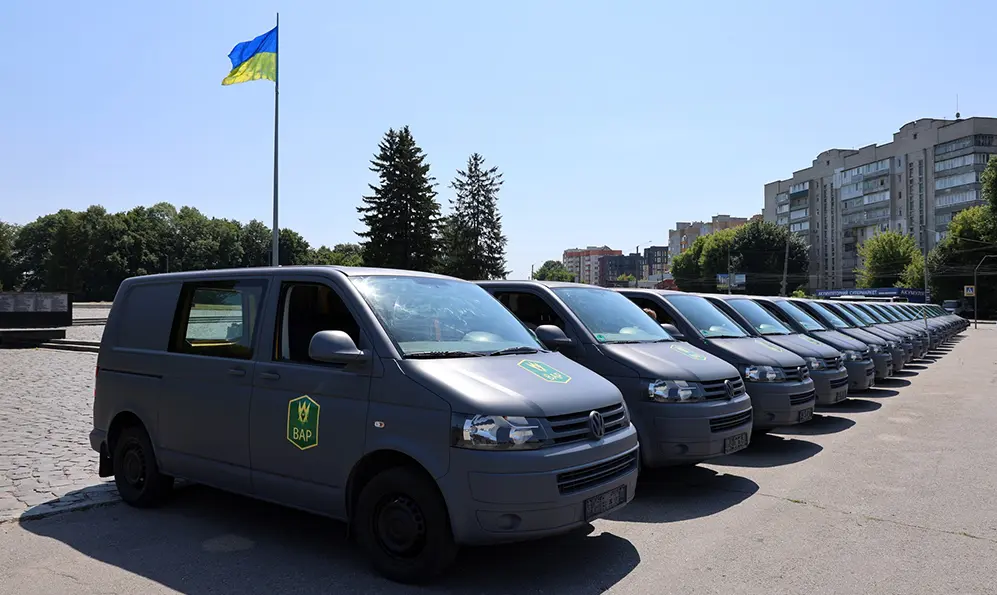 20 мікроавтобусів передали з Хмельниччини військовим