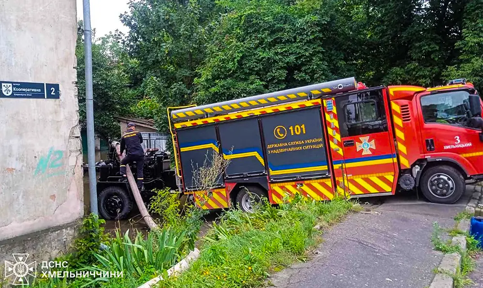Наслідки негоди ліквідовували рятувальники на Хмельниччині