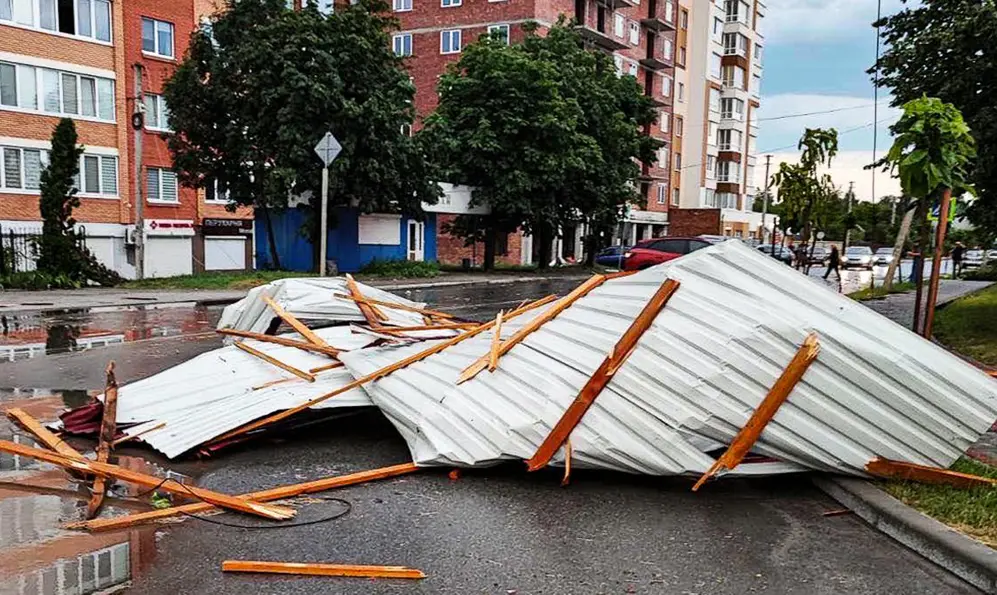 Рятувальники допомагають ліквідовувати наслідки негоди на Хмельниччині (ФОТО)