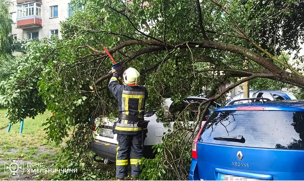 На Хмельниччині рятувальники знову ліквідовували наслідки негоди