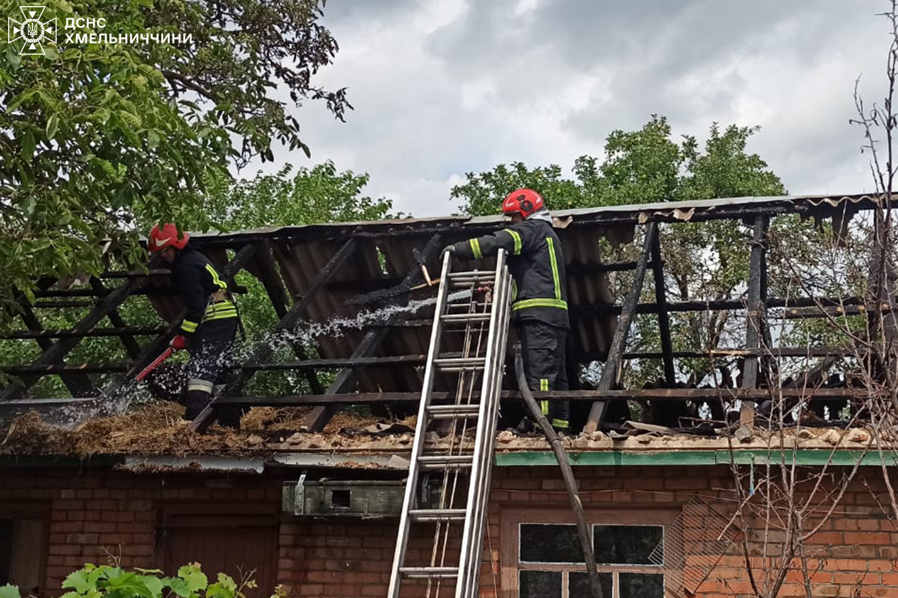У селі на Хмельниччині горіла господарча споруда