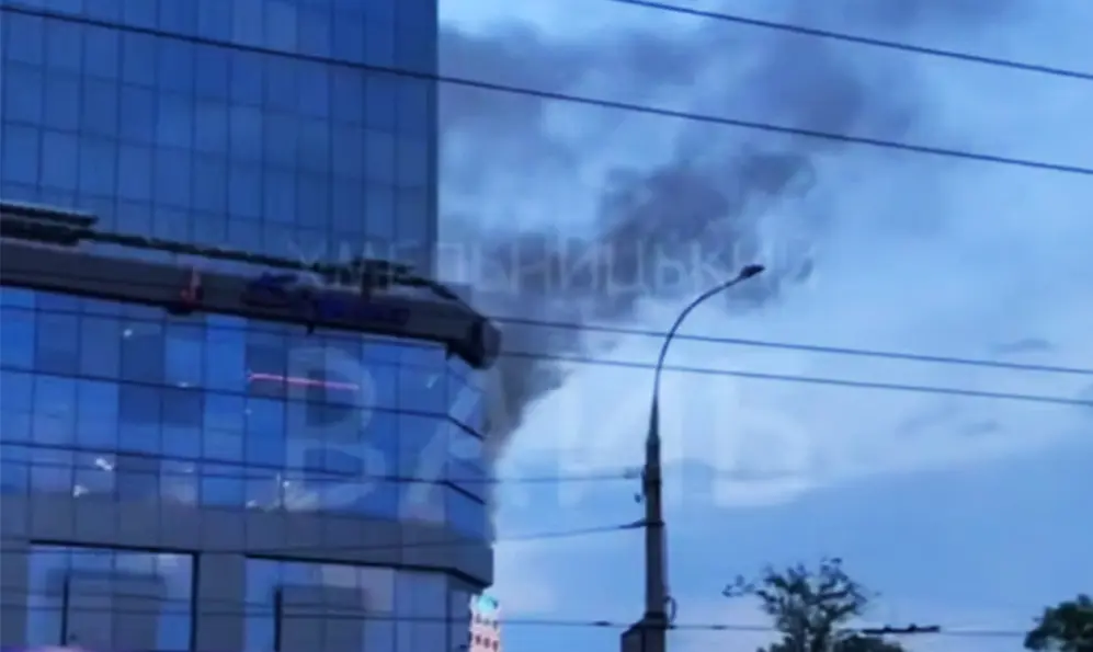У центрі Хмельницького горить торгівельний центр (ВІДЕО)