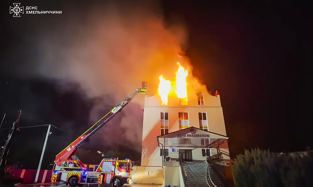 Протягом двох годин у Шепетівці ліквідовували пожежу у будівлі, в яку влучила блискавка