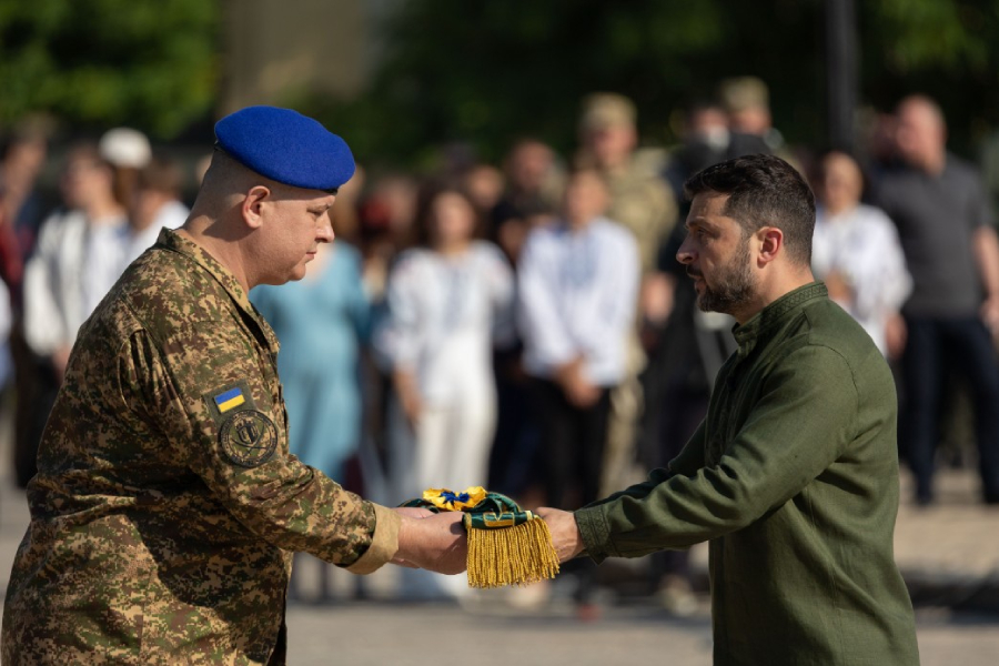 Полку Нацгвардії з Хмельниччини Президент вручив стрічку до бойового прапора з почесною відзнакою