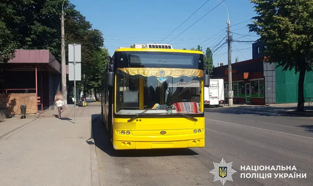 Літня жінка травмувалася під час поїздки у тролейбусі у Хмельницькому
