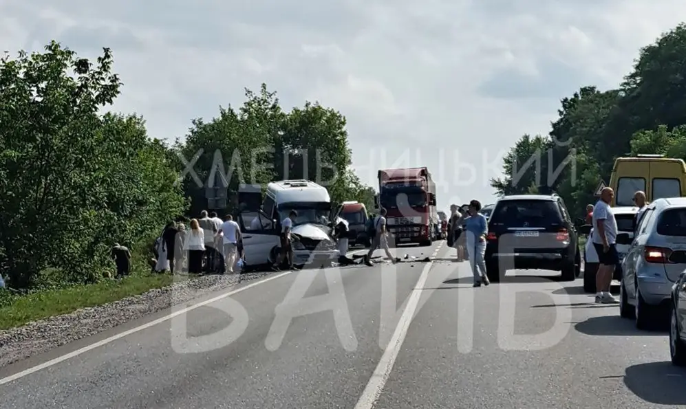 Через ДТП на трасі у Кам’янець-Подільському районі ускладнений рух транспорту (ОНОВЛЕНО)