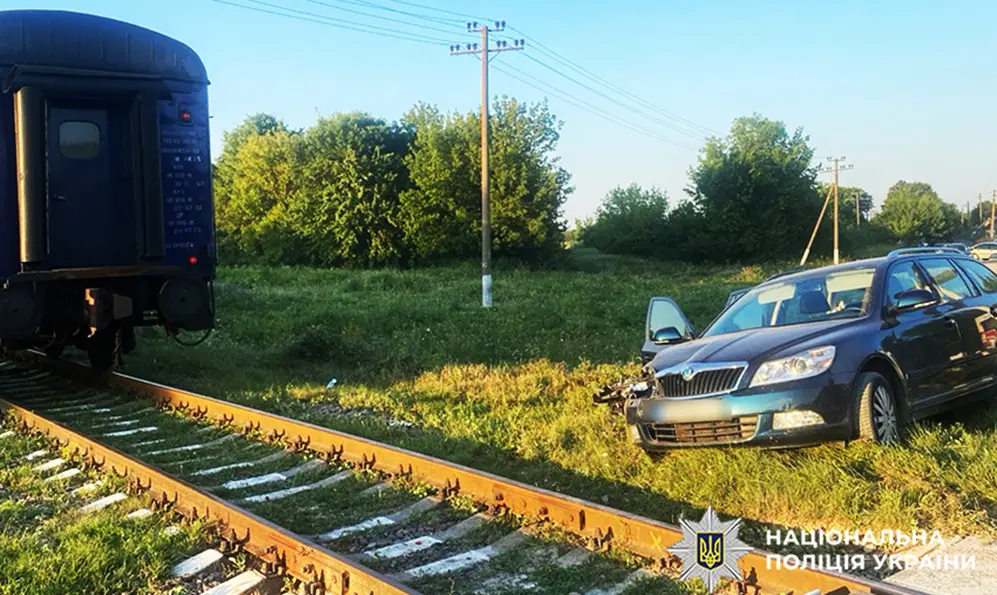Локомотив та легковик зіткнулися у Хмельницькому районі: є травмована