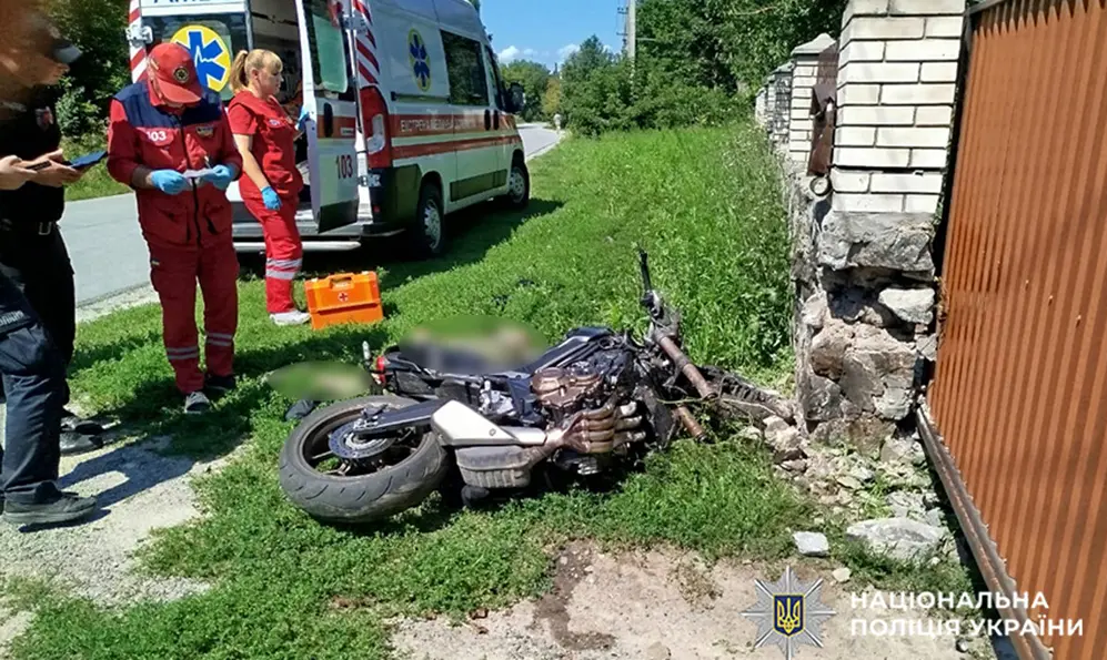 Врізався в паркан і загинув: наслідки ДТП за участі мотоцикліста на Шепетівщині
