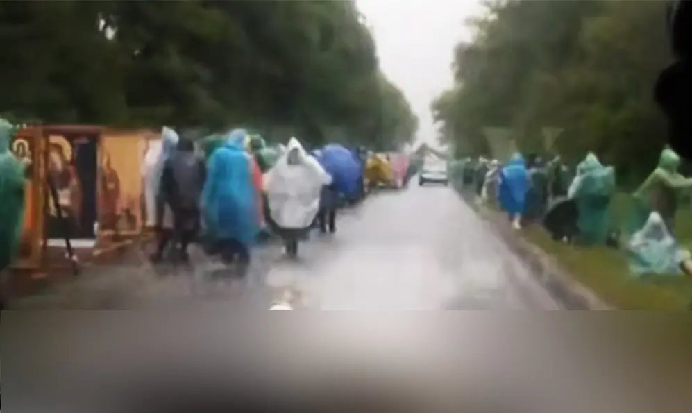 Віряни, які йдуть ходою з Хмельниччини до Почаєва, ускладнюють рух транспорту на дорогах