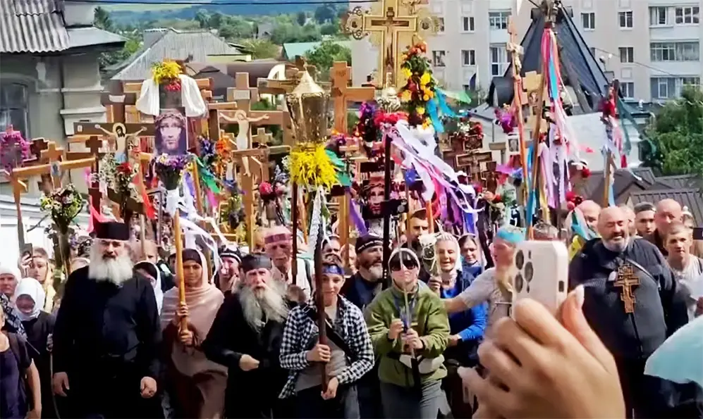 Хресна хода вірян УПЦ з Хмельниччини дійшла до Почаєва (ВІДЕО)