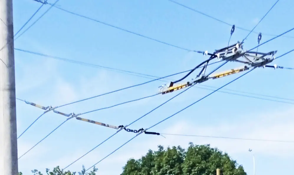Новий відрізок контактної мережі для повороту тролейбусів змонтували у Хмельницькому