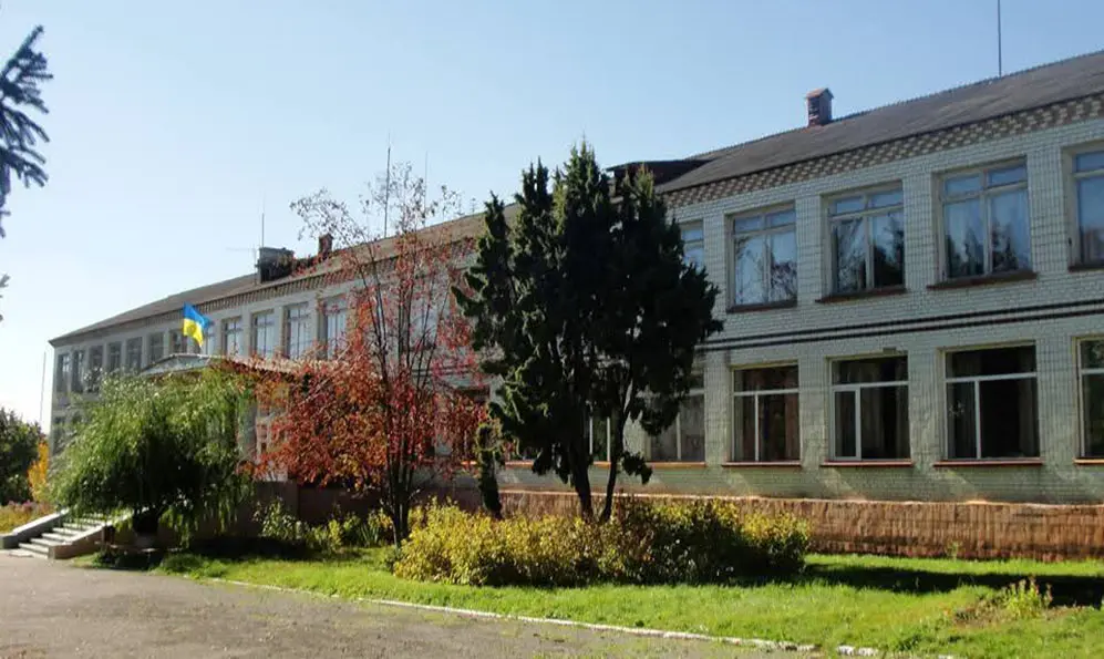 Мешканці села на Хмельниччині шукають родини з дітьми, щоб врятувати школу від закриття