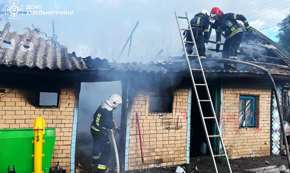 Господарча споруда горіла у селищі в Хмельницькому районі