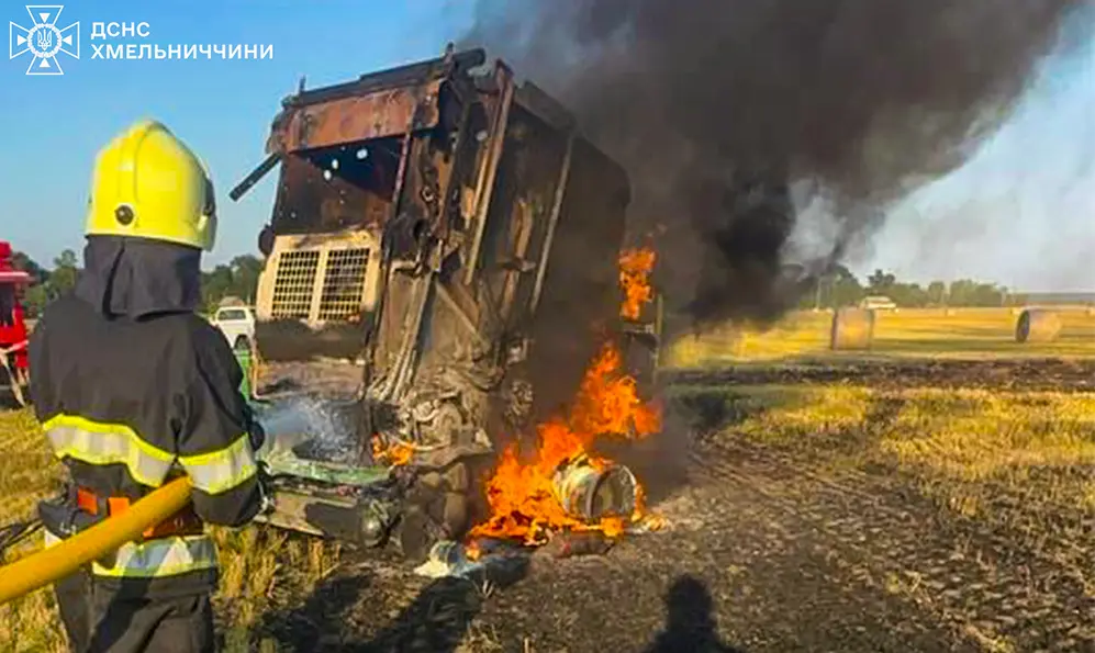 Автомобілі та сільгосптехніка горіли на Хмельниччині (ФОТО)