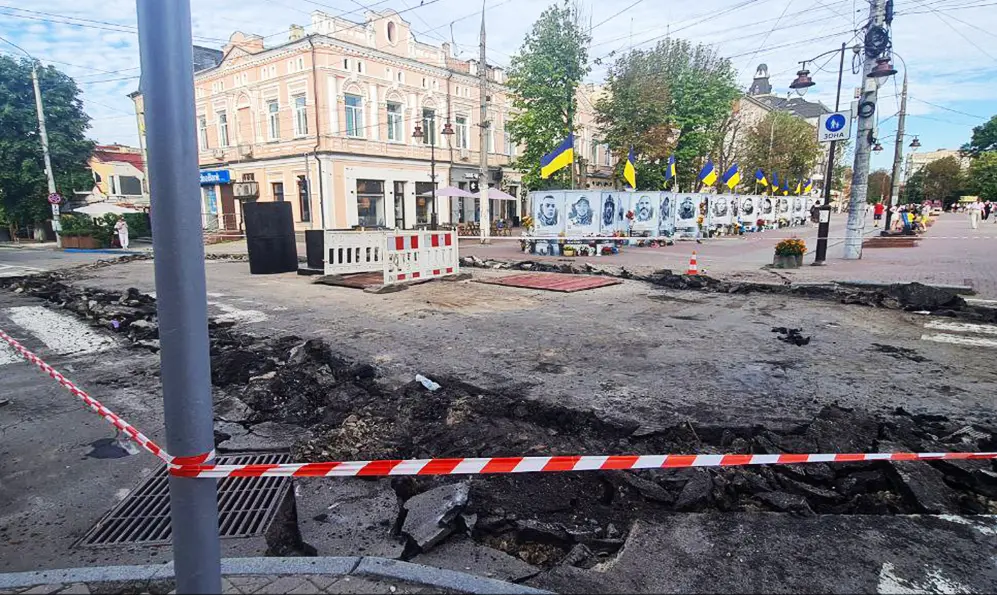 Незаконну врізку каналізації у дощову систему водовідведення виявили у центрі Хмельницького (ВІДЕО)