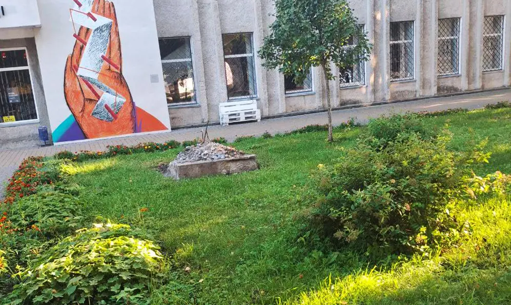 З майданчика біля бібліотеки у Хмельницькому зникла скульптура (ФОТО)
