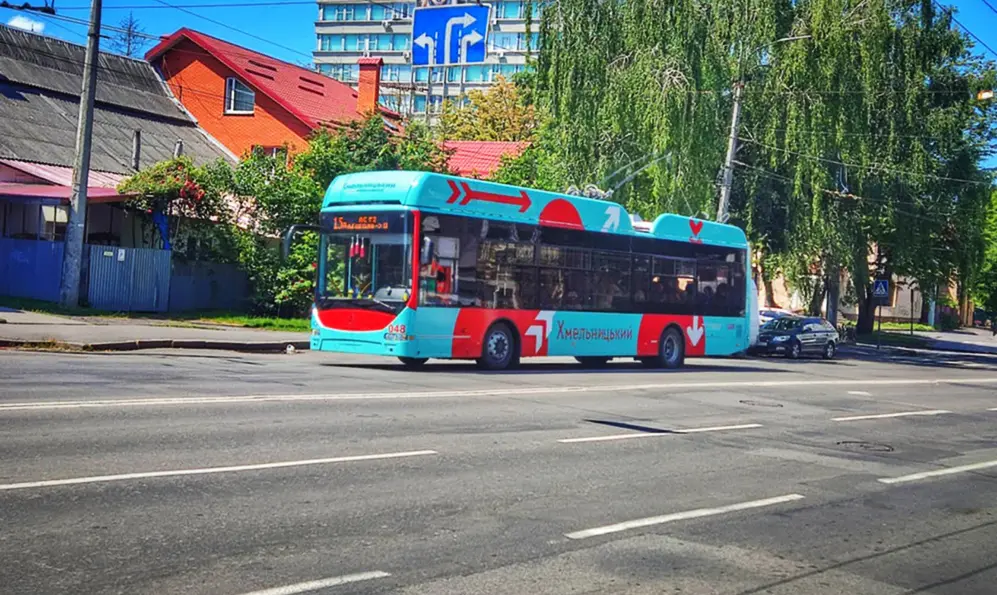В одному з мікрорайонів у Хмельницькому зупинили рух тролейбусів