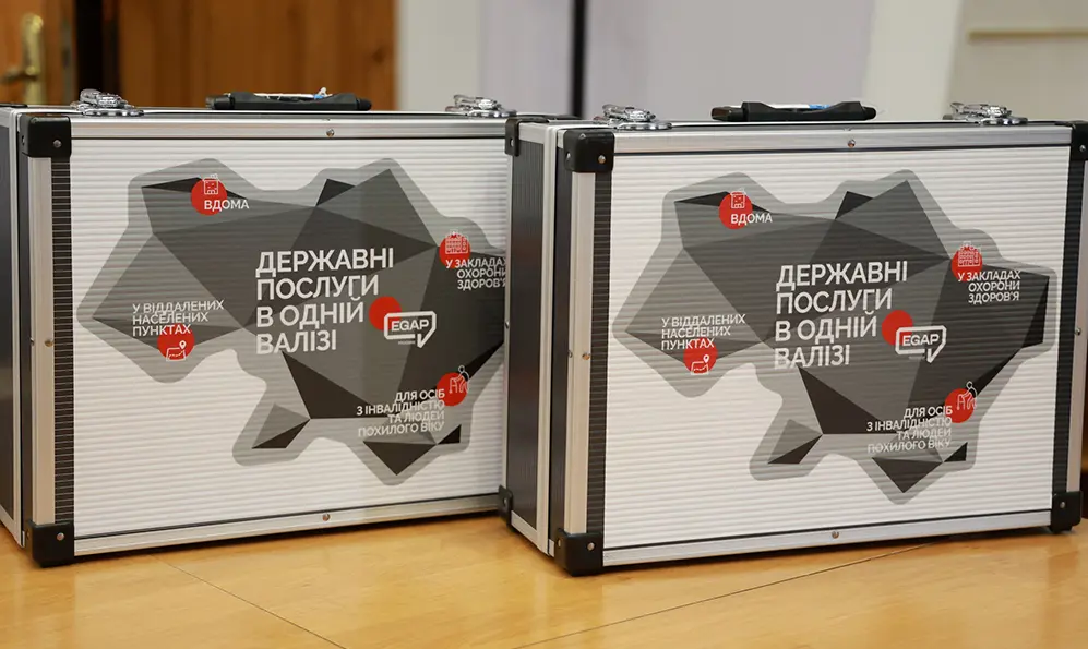 Два ЦНАПи Хмельниччини отримали мобільні валізи