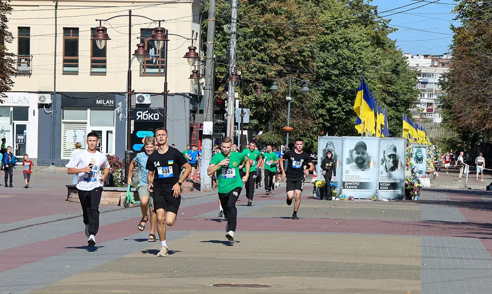 Патріотичний забіг «Шаную воїнів, біжу за Героїв України» відбувся у Хмельницькому (ФОТО)