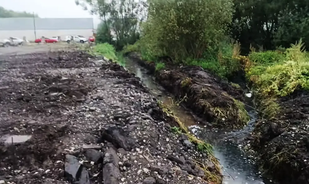 Хмельничани показали джерело забруднення річки, в якій масово загинула риба (ВІДЕО)