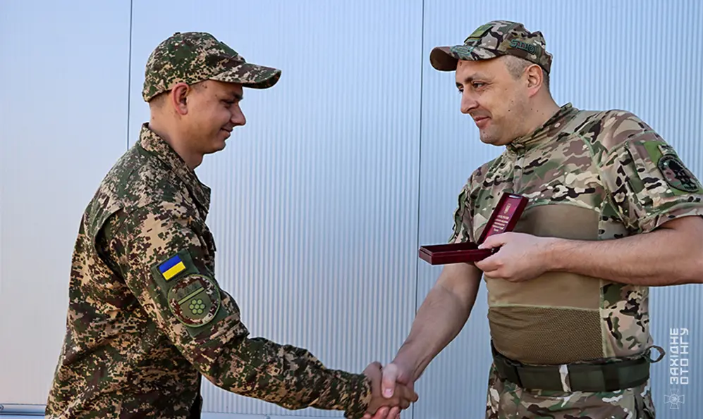 Гвардієць з Нетішина отримав почесний нагрудний знак командувача НГУ