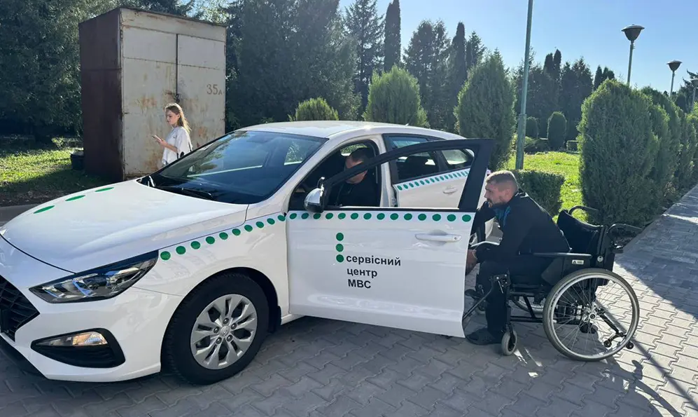 У Хмельницькому ветеранам з інвалідністю допомагають сісти за кермо