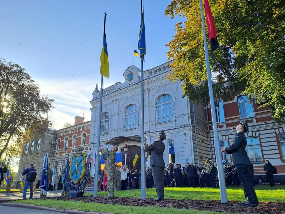 Вітання молодятам, виставка прапорів та модний показ: як у Хмельницькому відзначають день міста