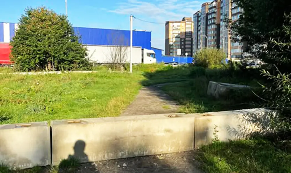 Ділянка на березі Південного Бугу, де планують будувати 17-поверховий готель, досі недоступна хмельничанам