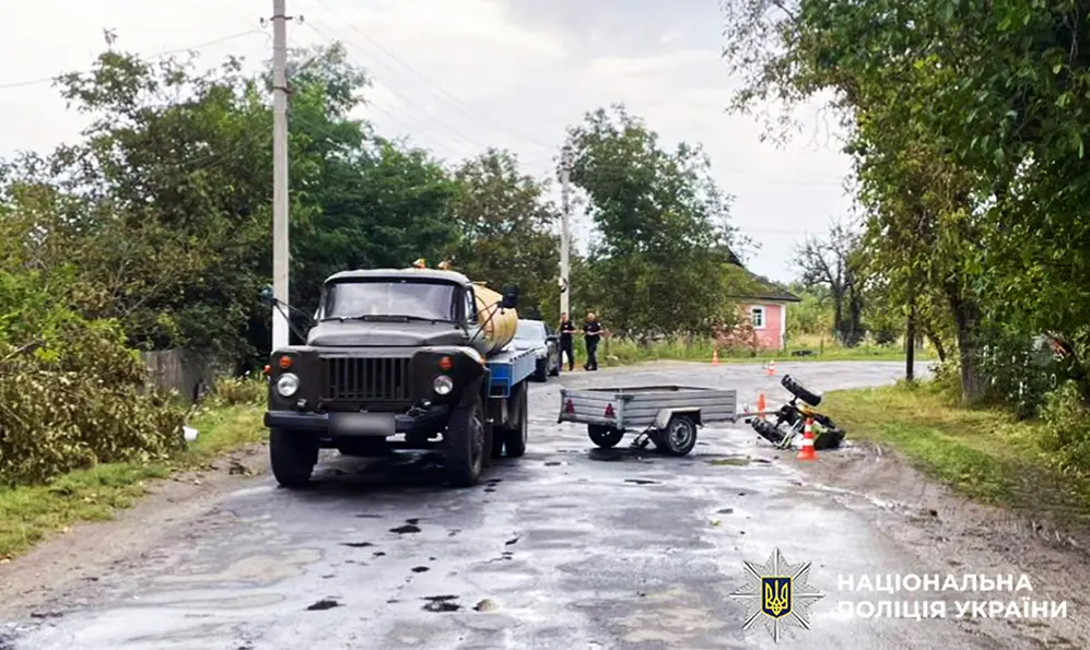 Мотоблок та вантажівка з цистерною не розминулися на дорозі на Хмельниччині