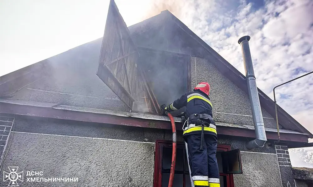 Житлові будинки та господарчі споруди горіли на Хмельниччині