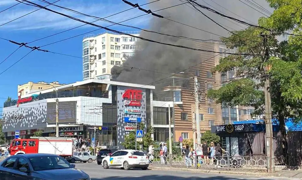 У Хмельницькому загорілося приміщення у торгівельному центрі (ВІДЕО)
