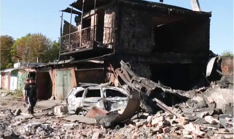 Власники гаражів та автівок розбирають завали на місці ракетного удару у Хмельницькому
