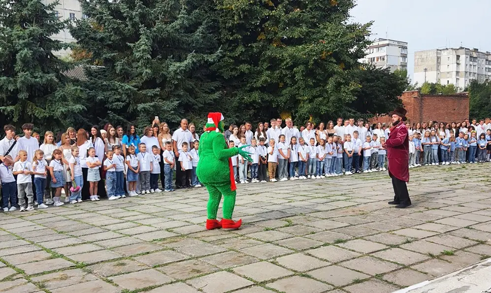 Актори лялькового театру влаштували свято першокласникам у Хмельницькому