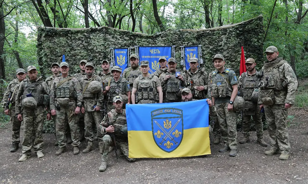 Двох військовослужбовців з Хмельниччини нагороджено почесними відзнаками Головнокомандувача ЗСУ