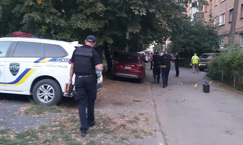 У дворі будинку у Хмельницькому вибухнула граната: є травмовані