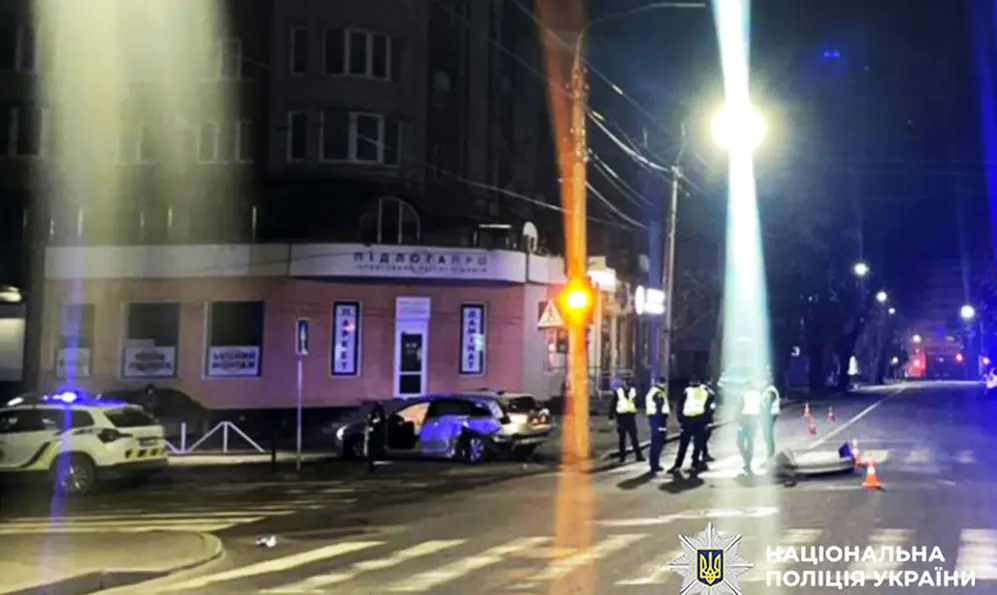 Вночі у Хмельницькому зіткнулися два легковики: постраждала пішохідка (ВІДЕО)