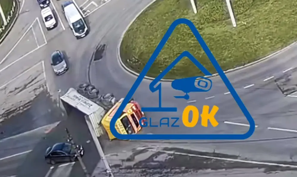 На круговій розв’язці у Хмельницькому перекинулася вантажівка (ВІДЕО)
